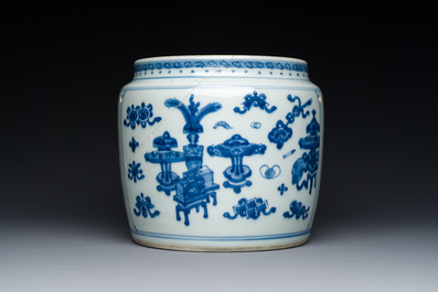 Een Chinese blauw-witte pot met decor van antiquiteiten, Kangxi