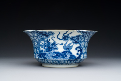 Een Chinese blauw-witte 'Bleu de Hue' kom voor de Vietnamese markt, 'draken' merk, 19e eeuw
