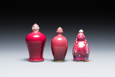 Trois tabati&egrave;res en porcelaine de Chine &agrave; &eacute;mail flamb&eacute;, 18/19&egrave;me