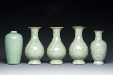 Cinq vases en porcelaine de Chine en c&eacute;ladon monochrome, Qing