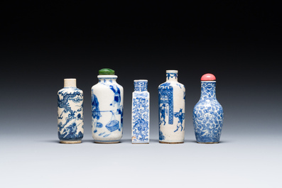 Cinq tabati&egrave;res en porcelaine de Chine en bleu et blanc, 19/20&egrave;me