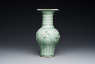 Een Chinese Longquan celadon vaas met pioenslingers, Yuan