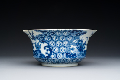 Een Chinese blauw-witte 'Bleu de Hue' kom voor de Vietnamese markt, 'draken' merk, 19e eeuw