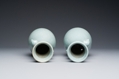 Een paar Chinese monochrome lavendelblauwe 'hu' vazen, 19e eeuw