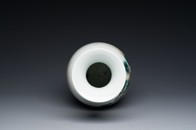 Vase en porcelaine de Chine famille rose &agrave; d&eacute;cor des 'Sanxing', marque de Qianlong, R&eacute;publique