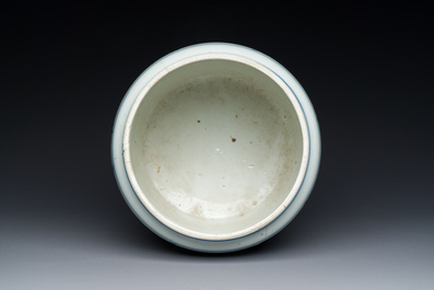 Een Chinese blauw-witte pot met decor van antiquiteiten, Kangxi
