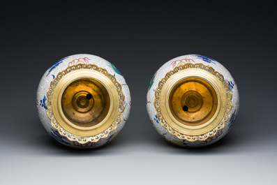 Paire de vases aux dragons en &eacute;maux cloisonn&eacute;s &agrave; fond blanc aux montures en bronze dor&eacute;, Chine, 19&egrave;me