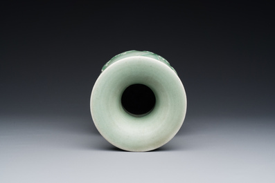 Een Chinese Longquan celadon vaas met pioenslingers, Yuan