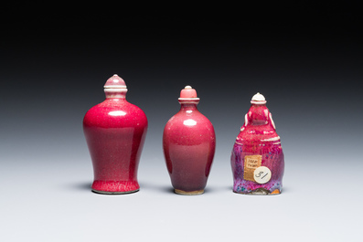 Trois tabati&egrave;res en porcelaine de Chine &agrave; &eacute;mail flamb&eacute;, 18/19&egrave;me