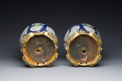 Paire de vases aux dragons en &eacute;maux cloisonn&eacute;s &agrave; fond blanc aux montures en bronze dor&eacute;, Chine, 19&egrave;me