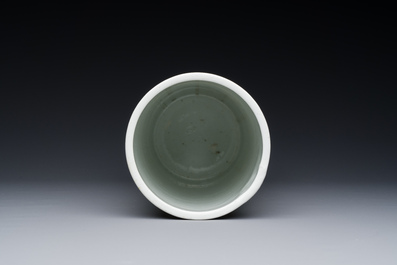 A Chinese famille rose hat stand, signed Yu Zhao 余釗, 19/20th C.