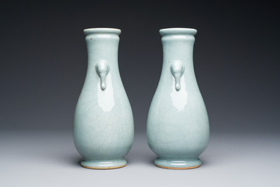 Een paar Chinese monochrome lavendelblauwe 'hu' vazen, 19e eeuw