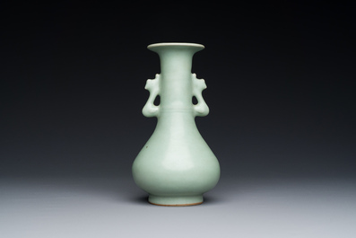 Vase de type 'kinuta' en porcelaine de Chine c&eacute;ladon de Longquan, Yuan/Ming