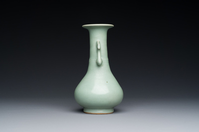 Vase de type 'kinuta' en porcelaine de Chine c&eacute;ladon de Longquan, Yuan/Ming