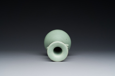 Vase de type 'kinuta' en porcelaine de Chine c&eacute;ladon de Longquan, Yuan/Ming