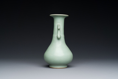 Vase de type 'kinuta' en porcelaine de Chine c&eacute;ladon de Longquan, Yuan/Ming