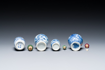 Vier Chinese blauw-witte snuifflessen, 18/19e eeuw