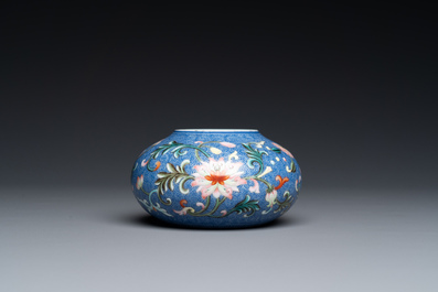 Pot &agrave; eau en porcelaine de Chine famille rose &agrave; fond bleu, marque de Qianlong, R&eacute;publique