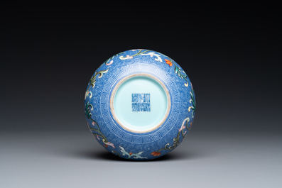 Pot &agrave; eau en porcelaine de Chine famille rose &agrave; fond bleu, marque de Qianlong, R&eacute;publique
