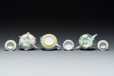 Drie Chinese famille rose theepotten met deksels, Yongzheng