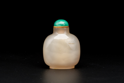 Tabati&egrave;re en agate sculpt&eacute; &agrave; d&eacute;cor de deux chevaux, Chine, 19&egrave;me