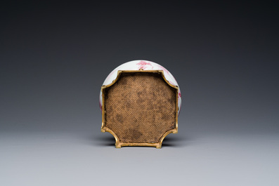 Vase de forme bouteille en porcelaine de Chine en &eacute;maux bleu et rose &agrave; monture en bronze dor&eacute;, 20&egrave;me