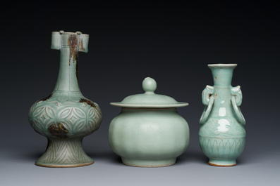 Trois vases et un plat en porcelaine de Chine c&eacute;ladon de Longquan, Yuan/Ming