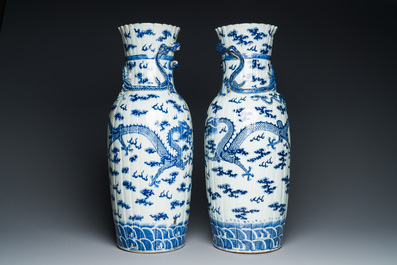Een paar Chinese blauw-witte 'draken' vazen, 19e eeuw