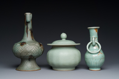 Trois vases et un plat en porcelaine de Chine c&eacute;ladon de Longquan, Yuan/Ming