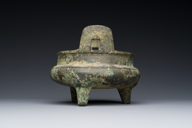 Een Chinese bronzen driepotige wierookbrander, Xuande merk, Ming