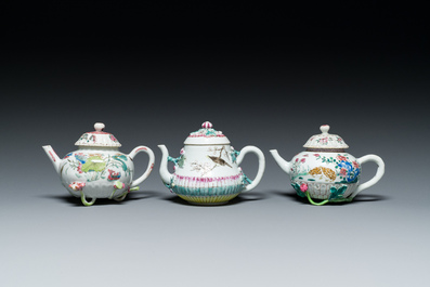 Drie Chinese famille rose theepotten met deksels, Yongzheng