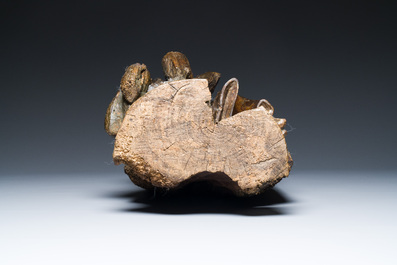 Een eikenhouten sculptuur van Lazarus als blinde geleid door de duivel, Frankrijk, 16e eeuw