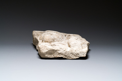 Fragment d'autel ou de tombeau en gr&egrave;s sculpt&eacute;, France, 15/16&egrave;me