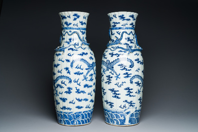 Een paar Chinese blauw-witte 'draken' vazen, 19e eeuw