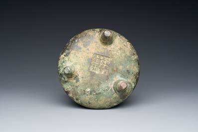 Een Chinese bronzen driepotige wierookbrander, Xuande merk, Ming