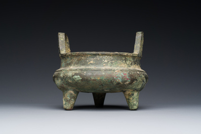 Een Chinese bronzen driepotige wierookbrander, Xuande merk, Ming