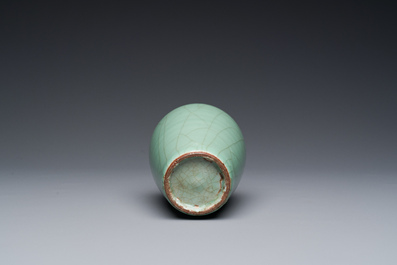Vase en porcelaine de Chine c&eacute;ladon de Longquan &agrave; monture en bronze dor&eacute;, Ming