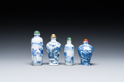 Vier Chinese blauw-witte snuifflessen, 18/19e eeuw