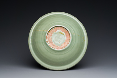 Trois vases et un plat en porcelaine de Chine c&eacute;ladon de Longquan, Yuan/Ming