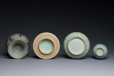 Trois vases et un plat en porcelaine de Chine c&eacute;ladon de Longquan, Yuan/Ming