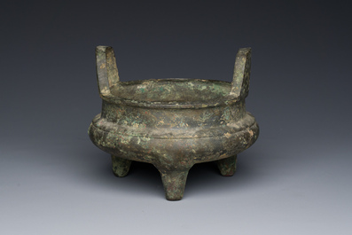 Een Chinese bronzen driepotige wierookbrander, Xuande merk, Ming