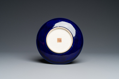 Een Japanse Satsuma dekselkom en een bord met Kozan merk, Meiji, 19e eeuw