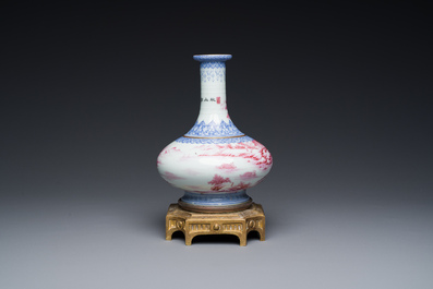 Vase de forme bouteille en porcelaine de Chine en &eacute;maux bleu et rose &agrave; monture en bronze dor&eacute;, 20&egrave;me