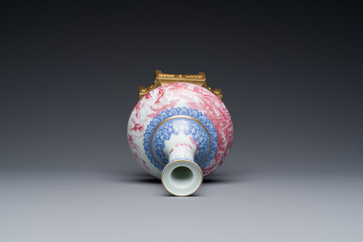 Vase de forme bouteille en porcelaine de Chine en &eacute;maux bleu et rose &agrave; monture en bronze dor&eacute;, 20&egrave;me