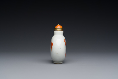 Een Chinese snuiffles met ijzerrood en grisaille decor van goudvissen, Daoguang merk en periode
