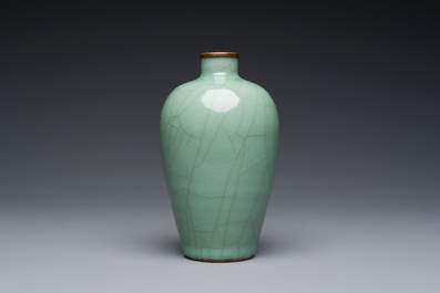 Vase en porcelaine de Chine c&eacute;ladon de Longquan &agrave; monture en bronze dor&eacute;, Ming