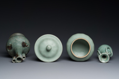 Trois vases et un plat en porcelaine de Chine c&eacute;ladon de Longquan, Yuan/Ming