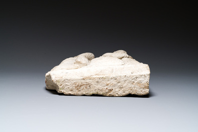 Fragment d'autel ou de tombeau en gr&egrave;s sculpt&eacute;, France, 15/16&egrave;me