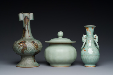 Trois vases et un plat en porcelaine de Chine c&eacute;ladon de Longquan, Yuan/Ming