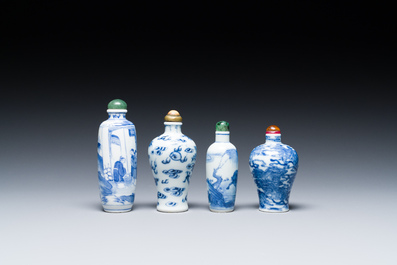 Vier Chinese blauw-witte snuifflessen, 18/19e eeuw